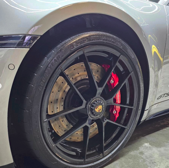 Porsche 992.2 Targa 4 GTS — dettaglio cerchio e pinza