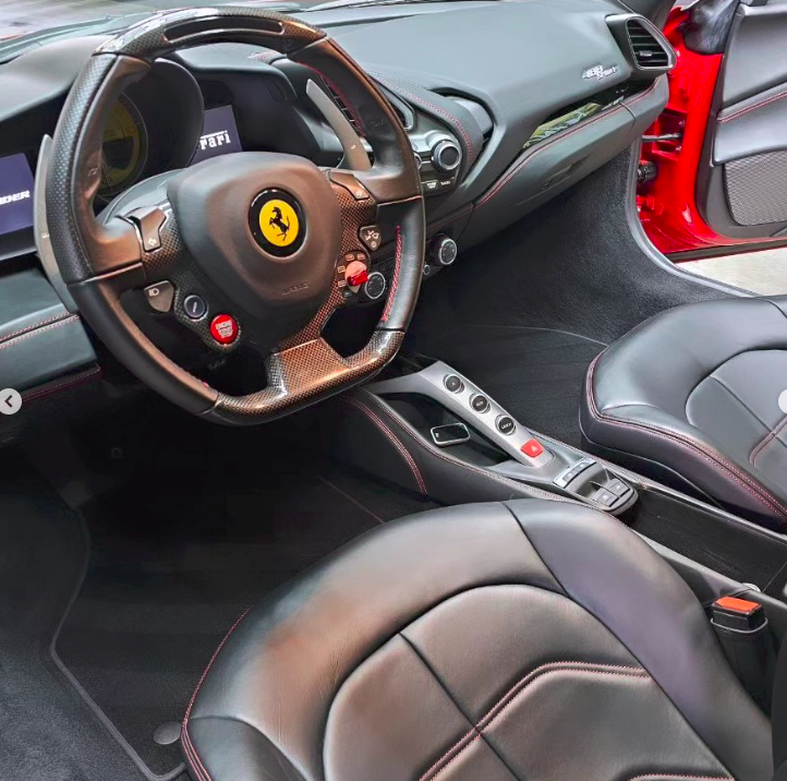 Ferrari 488 — abitacolo