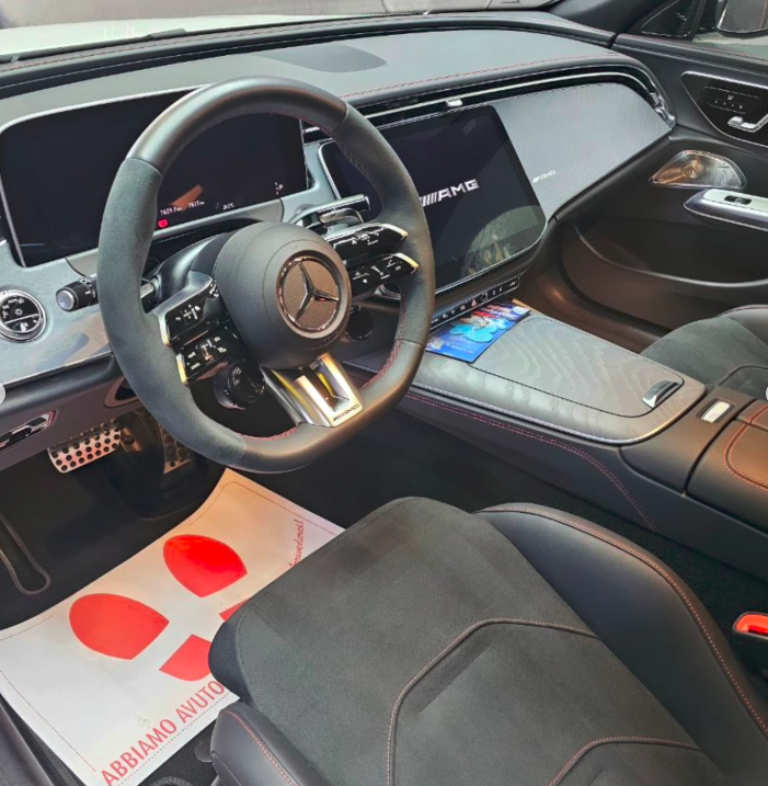 Mercedes E53 AMG — abitacolo lato guida