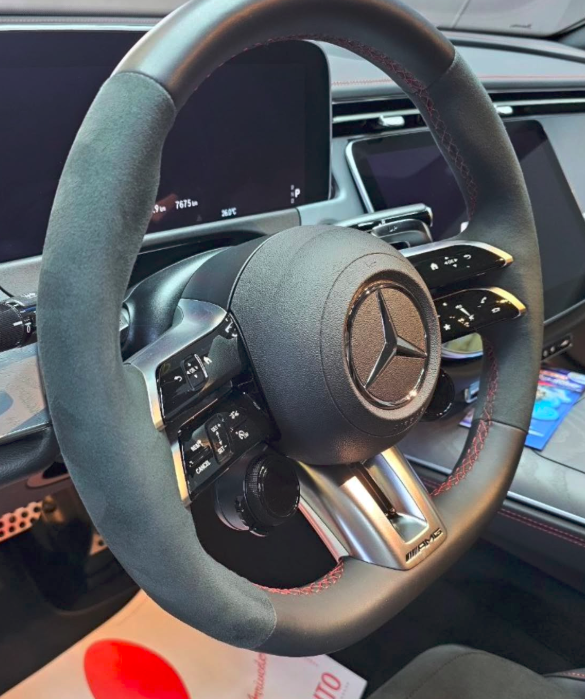 Mercedes E53 AMG — volante e cruscotto