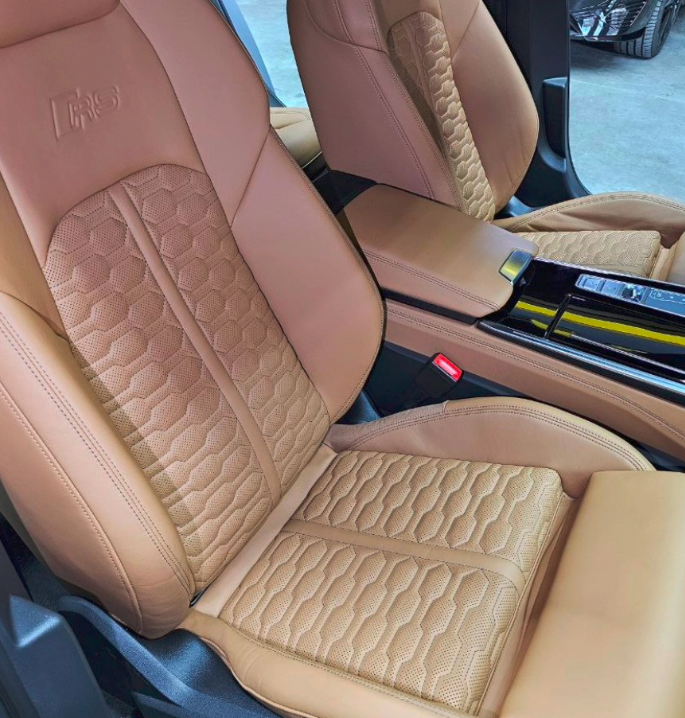 Audi RS6 — sedile passeggero in pelle cognac