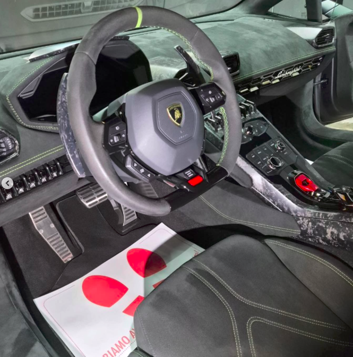 Lamborghini Huracan Performante — volante e cruscotto