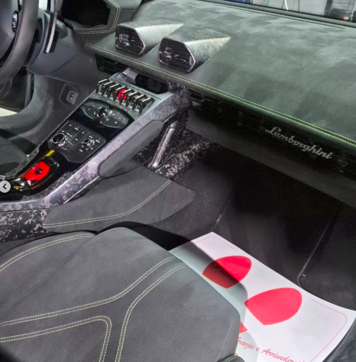Lamborghini Huracan Performante — consolle centrale in carbonio
