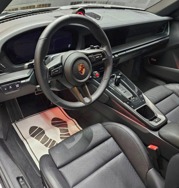Porsche 992.2 Targa 4 GTS — volante e abitacolo