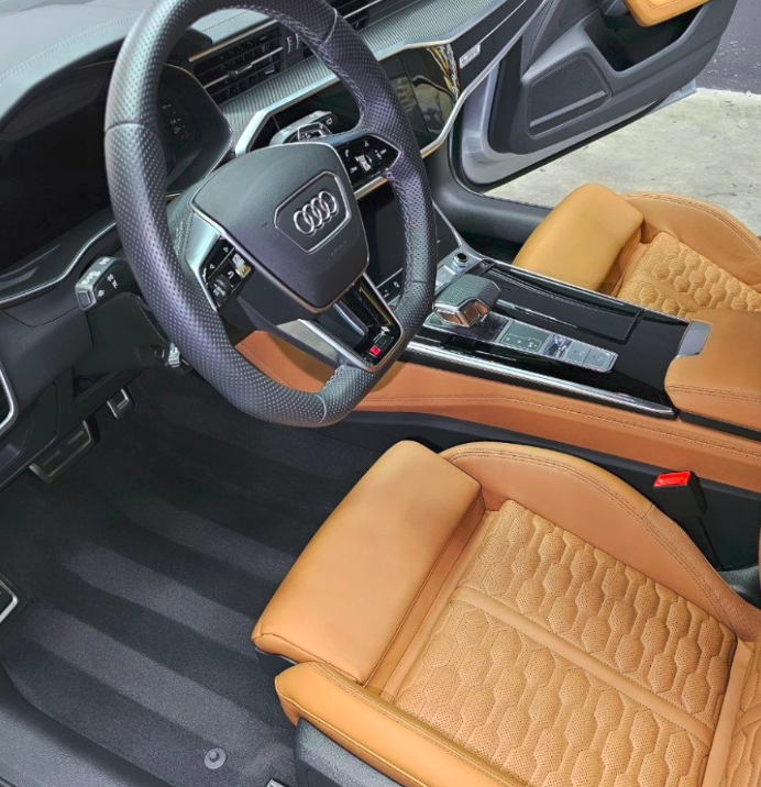 Audi RS6 — abitacolo lato guida