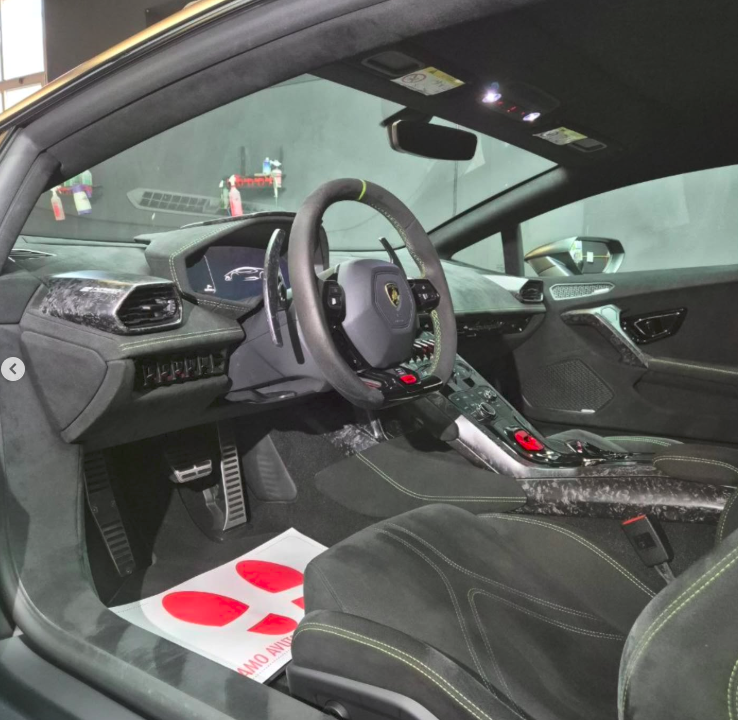 Lamborghini Huracan Performante — abitacolo largo