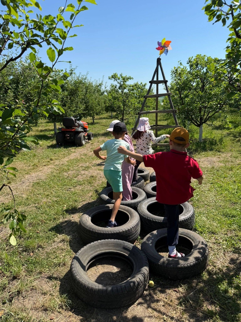 Copii pe traseu din cauciucuri