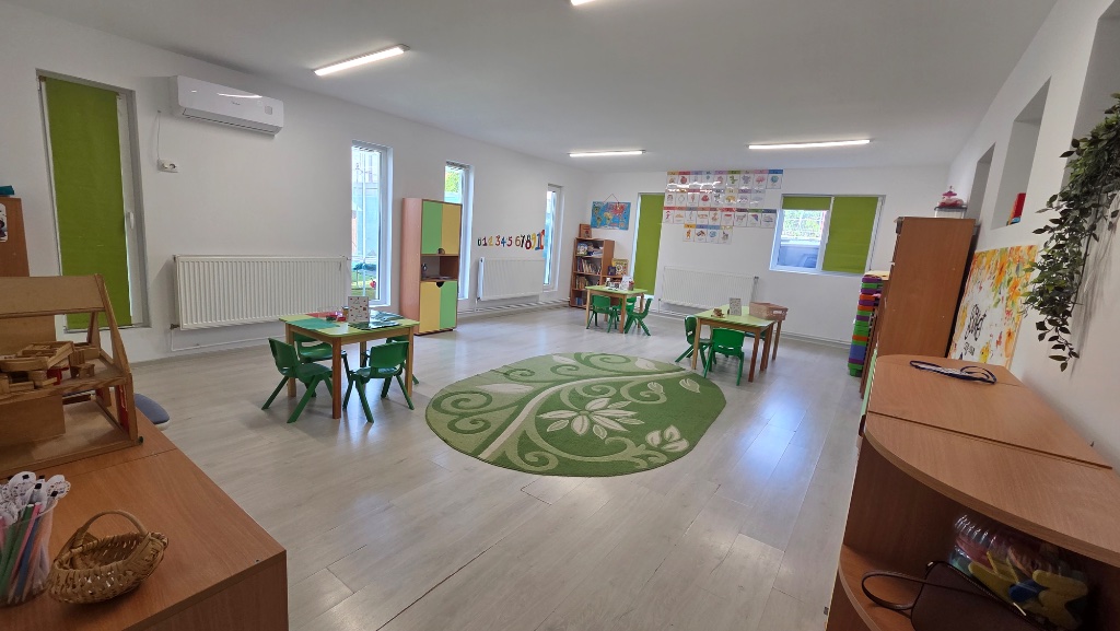 Clasă cu covor verde – Grădinița EVISS Iași