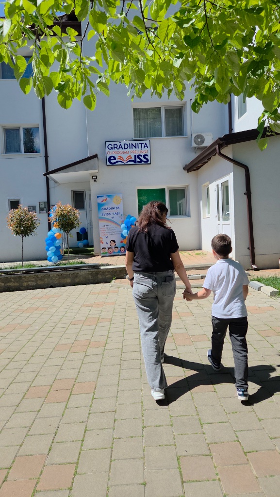 Educatoare cu copil la grădiniță