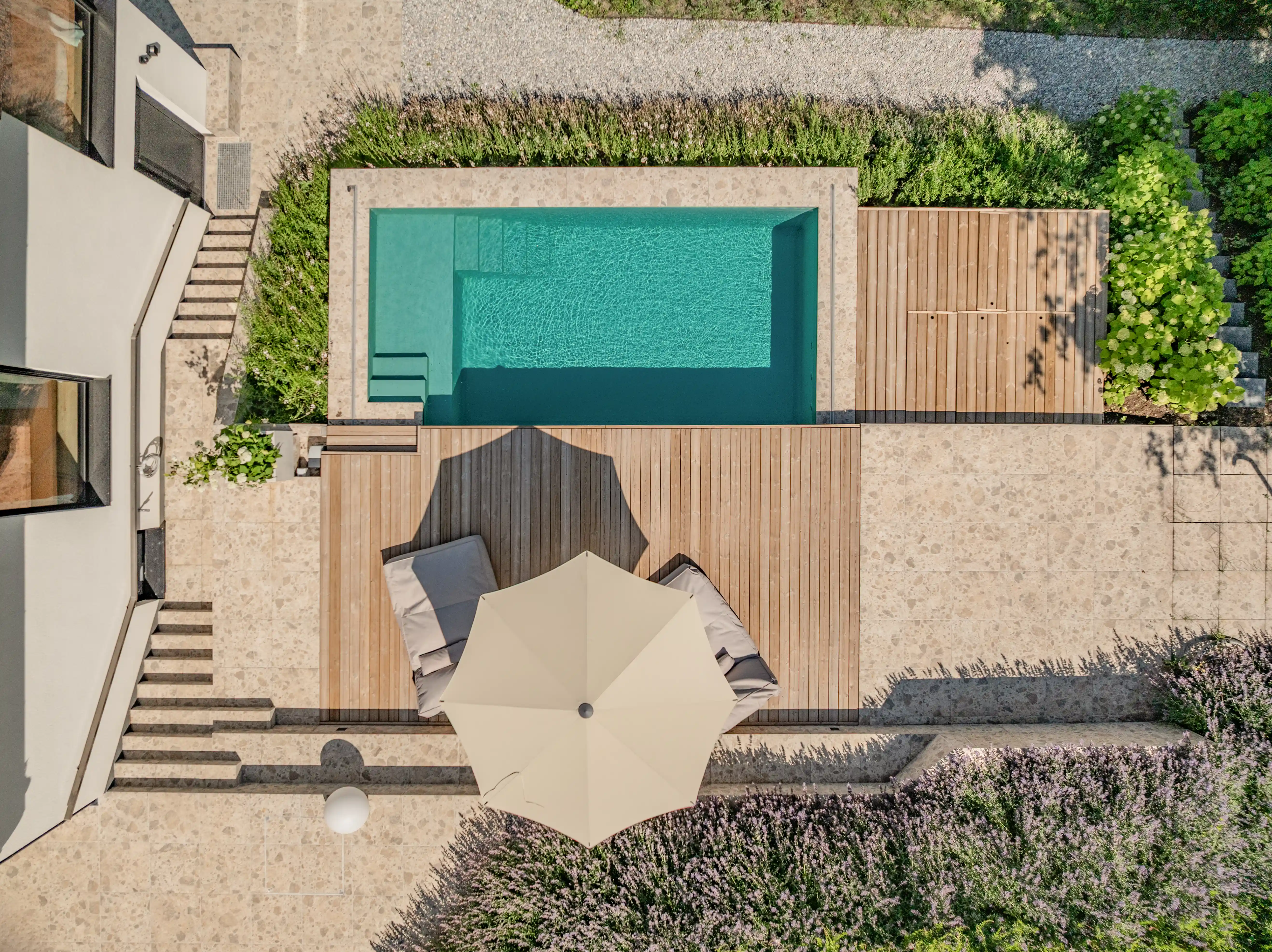 Villa Ecolux · Außenansicht mit Pool