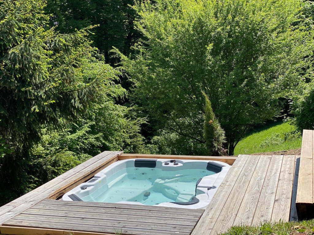 Wellness · Outdoor Whirlpool im Grünen