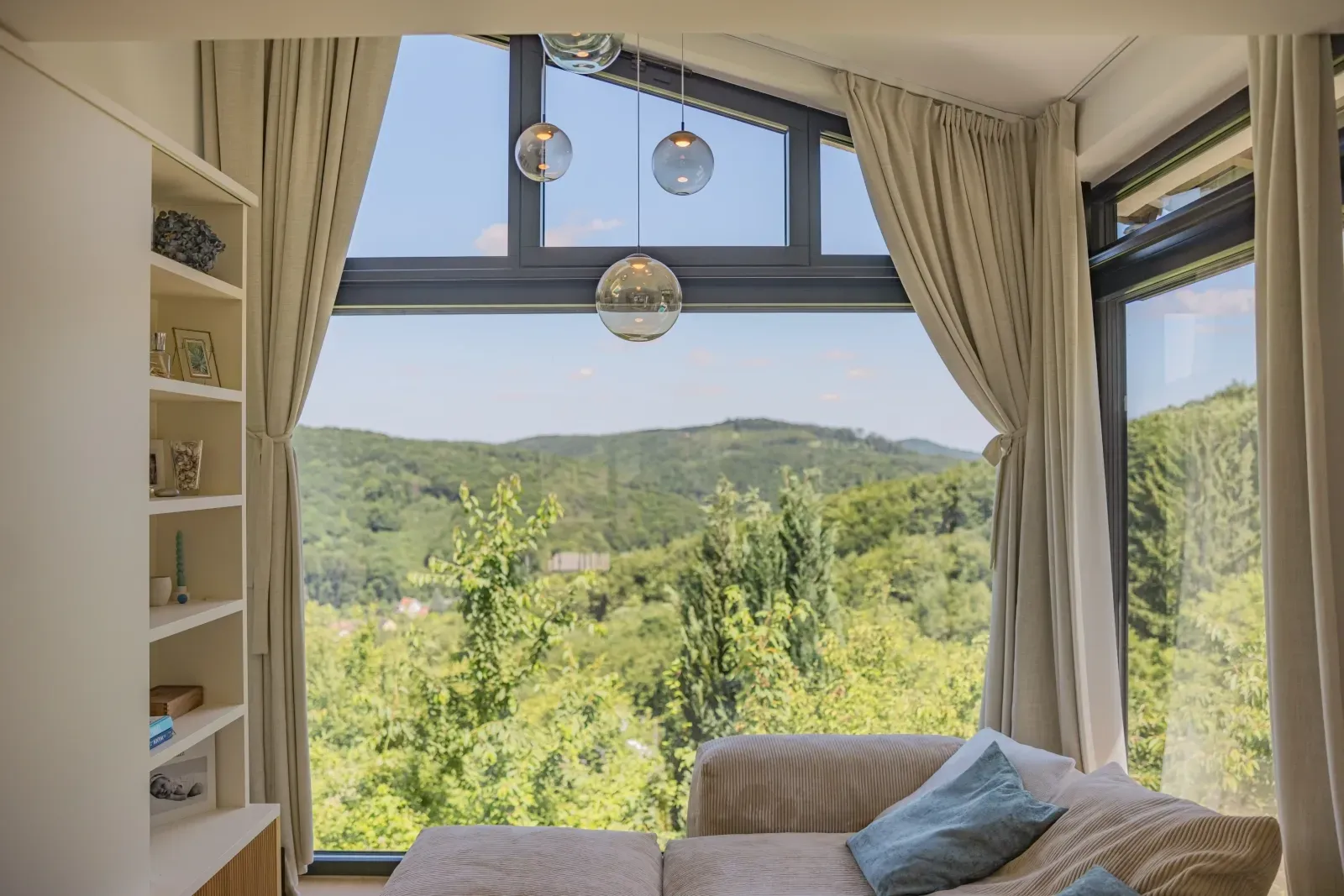 Wohnbereich · Panoramafenster mit Waldblick