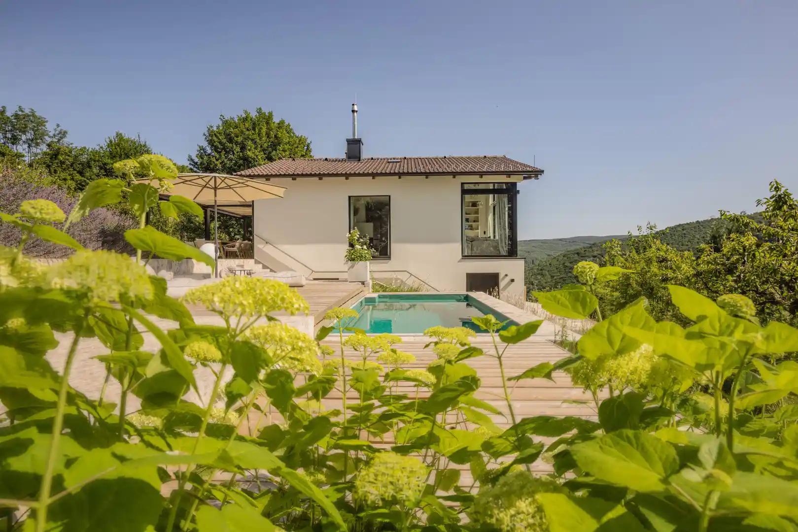Poolbereich · Lavendel & Terrasse