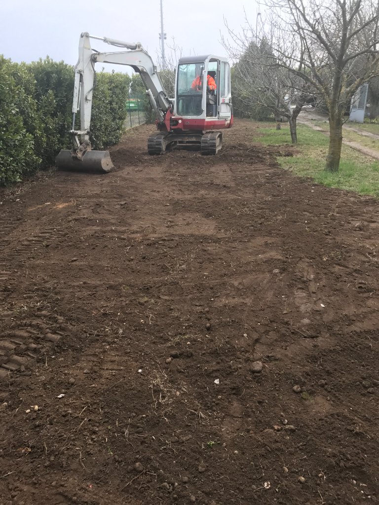 Terrassement et nivellement de terrain avec mini-pelle