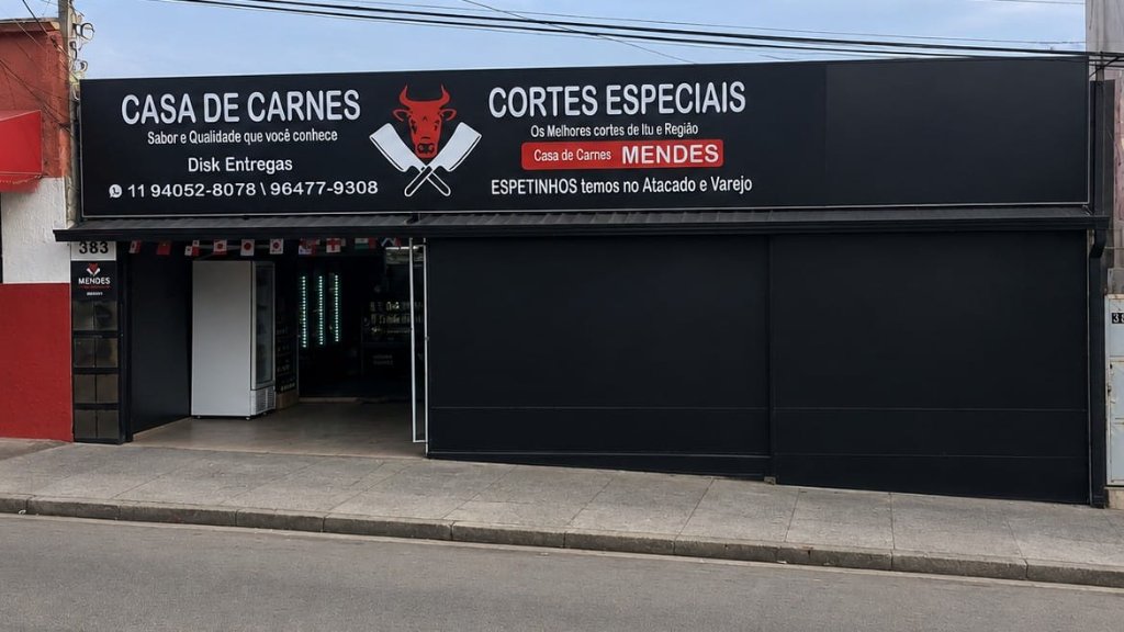 Interior impecável da Casa de Carnes Mendes com balcão refrigerado organizado