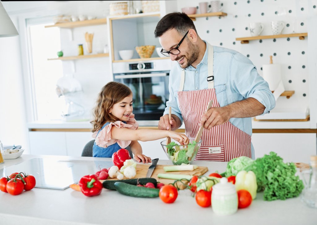 Vater kocht gemeinsam mit seiner Tochter