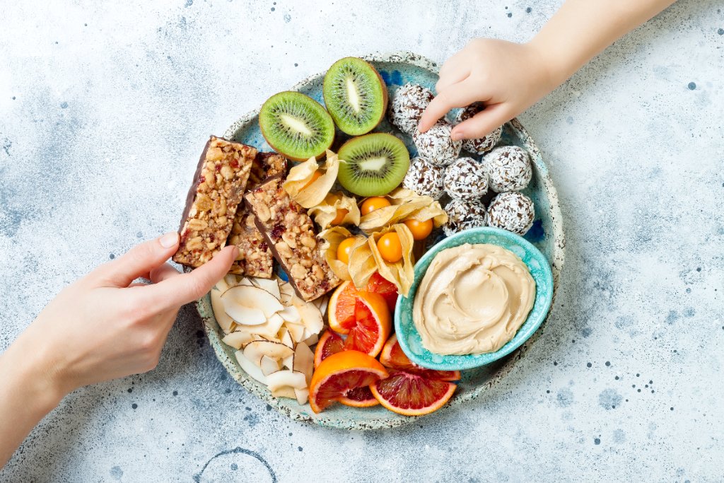 Gesunde Snacks und Früchte für Kinder