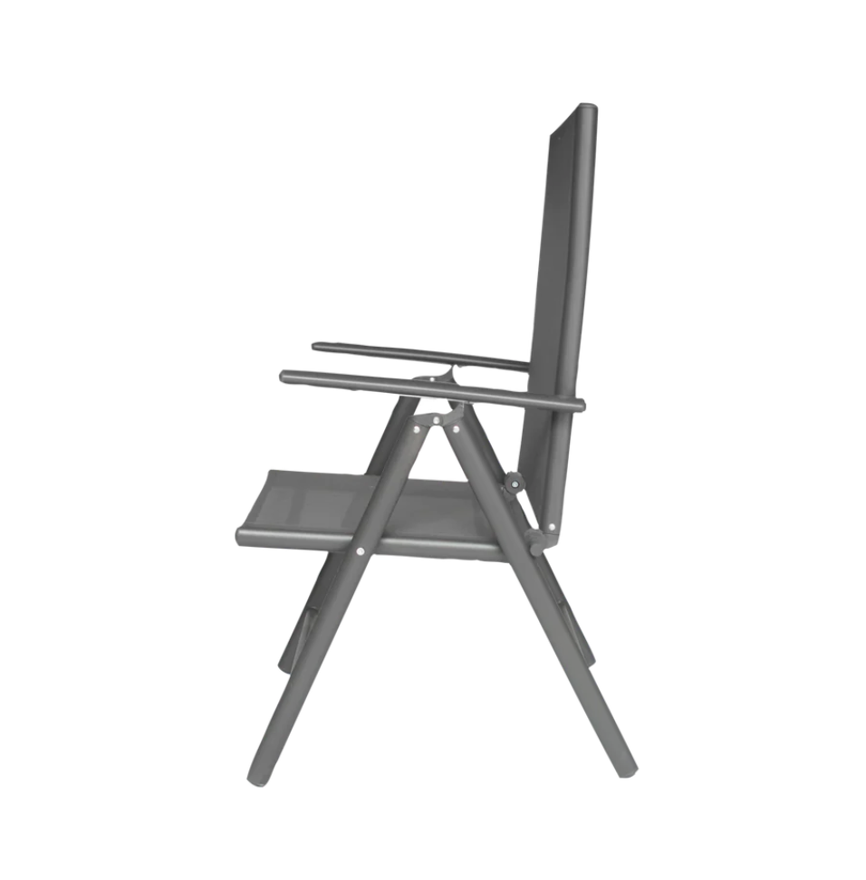 Silla plegable del Comedor Venecia vista de perfil mostrando el reposabrazos, las patas en ángulo y el mecanismo de plegado sobre fondo blanco de estudio