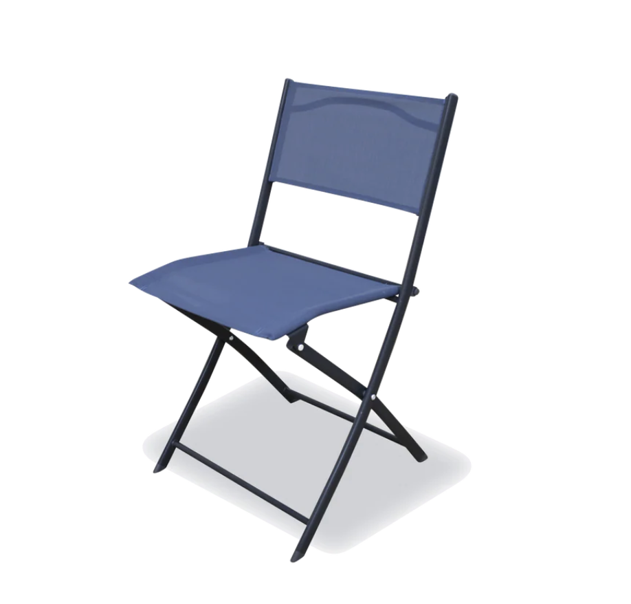 Silla plegable del Comedor Milán con estructura de acero oscuro y textil azul vista en ángulo tres cuartos frontal