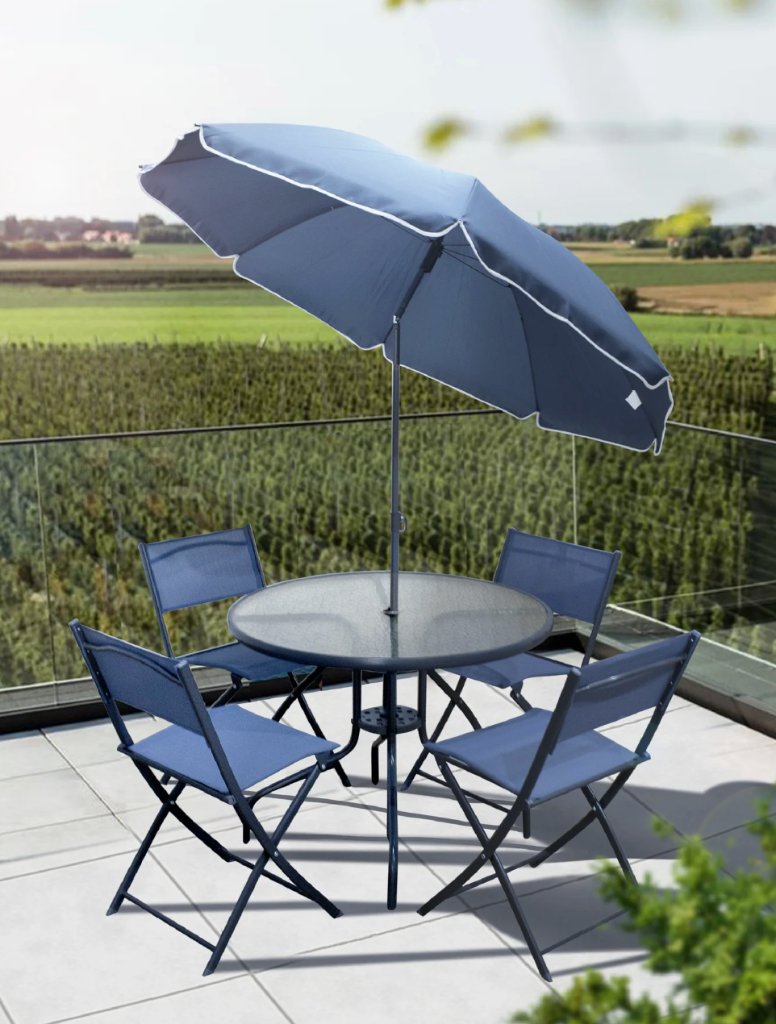 Comedor Milán instalado en terraza exterior con baranda de vidrio mostrando mesa, sillas y sombrilla en contexto de uso
