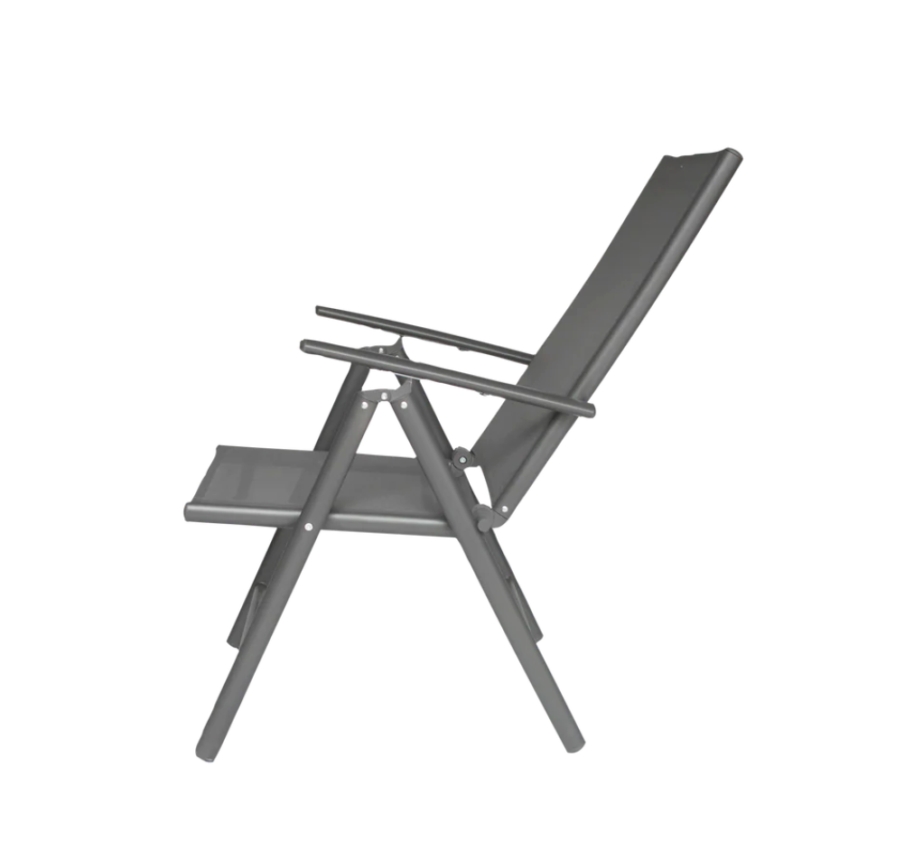 Silla plegable del Comedor Venecia vista de perfil lateral mostrando el respaldo alto, el asiento de textil tejido y el mecanismo de plegado en X sobre fondo blanco