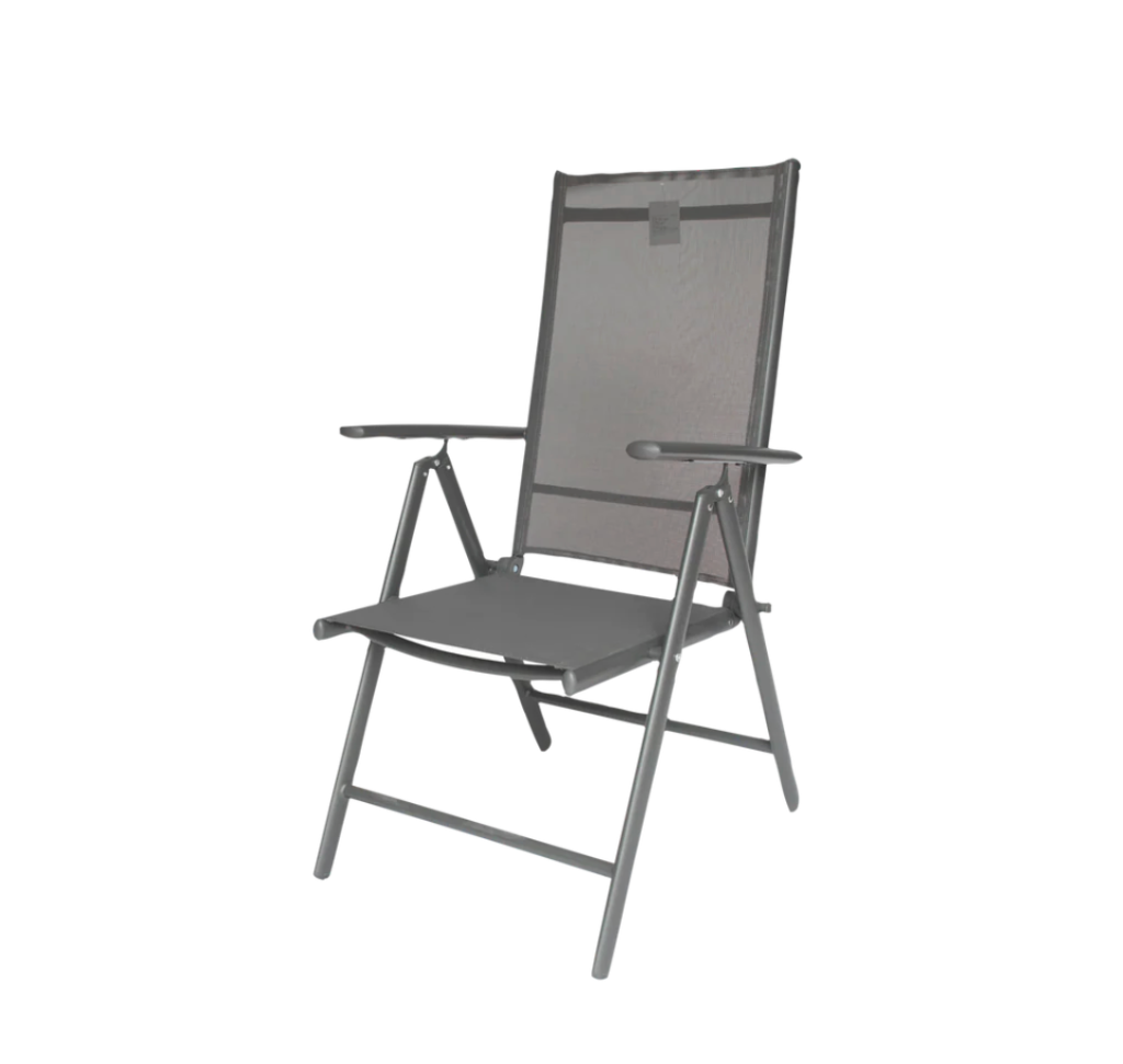 Silla plegable del Comedor Venecia con estructura de metal gris, respaldo alto de textil tejido y reposabrazos vista en ángulo tres cuartos frontal sobre fondo blanco