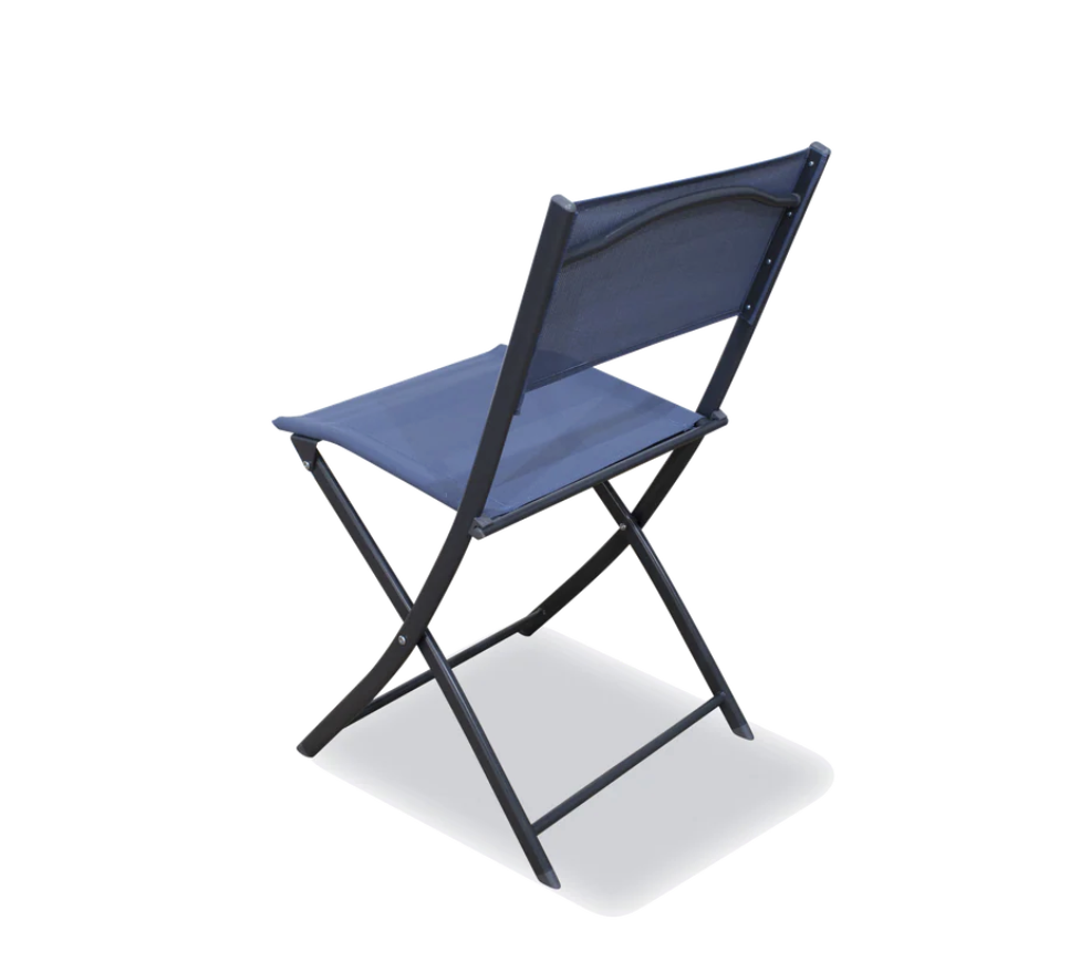 Silla plegable del Comedor Milán vista desde atrás mostrando estructura de acero oscuro y panel de textil azul en el respaldo
