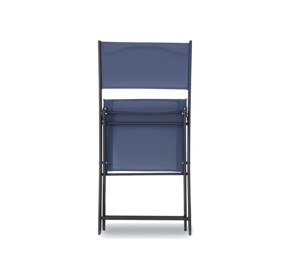 Silla plegable del Comedor Milán en posición plegada y vertical mostrando el mecanismo de plegado de la estructura de acero
