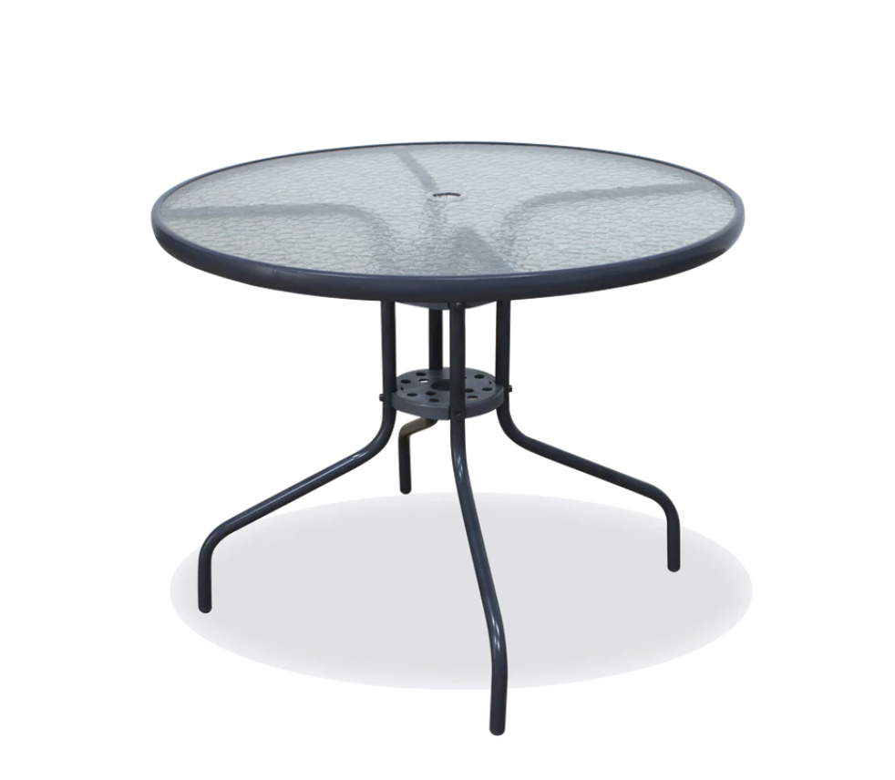 Mesa redonda del Comedor Milán con superficie de vidrio texturizado, estructura de acero oscuro y perforación central para sombrilla