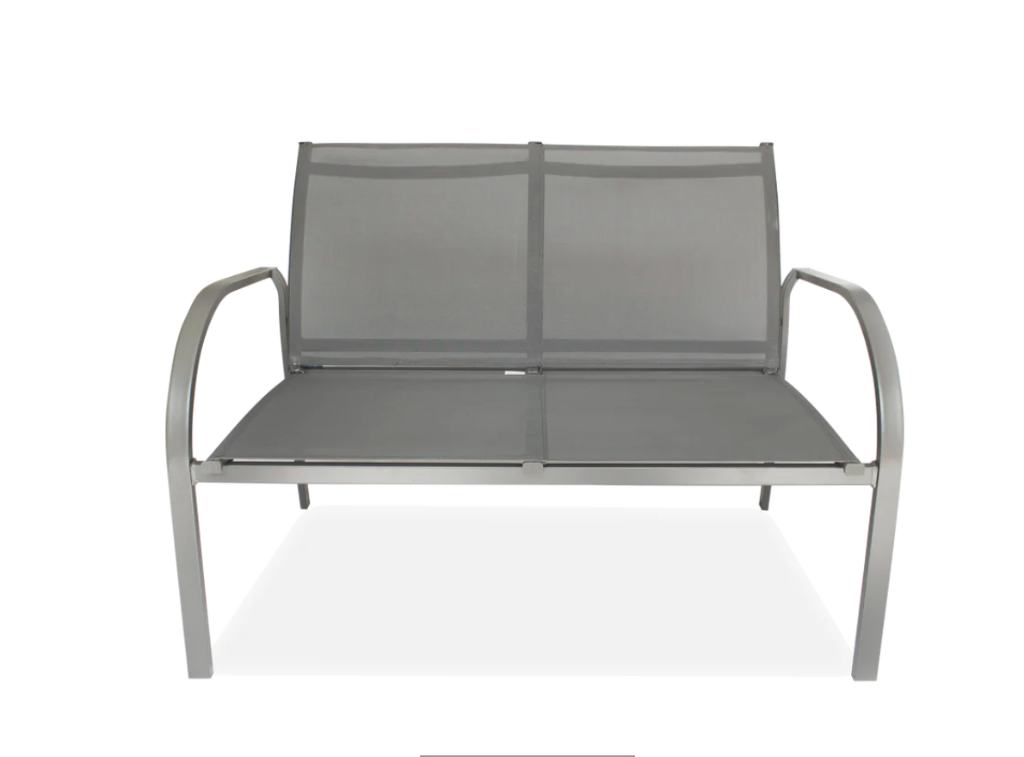 Sillón de dos plazas de la Sala Palermo con estructura de metal oscuro y textil tejido gris sobre fondo blanco de estudio