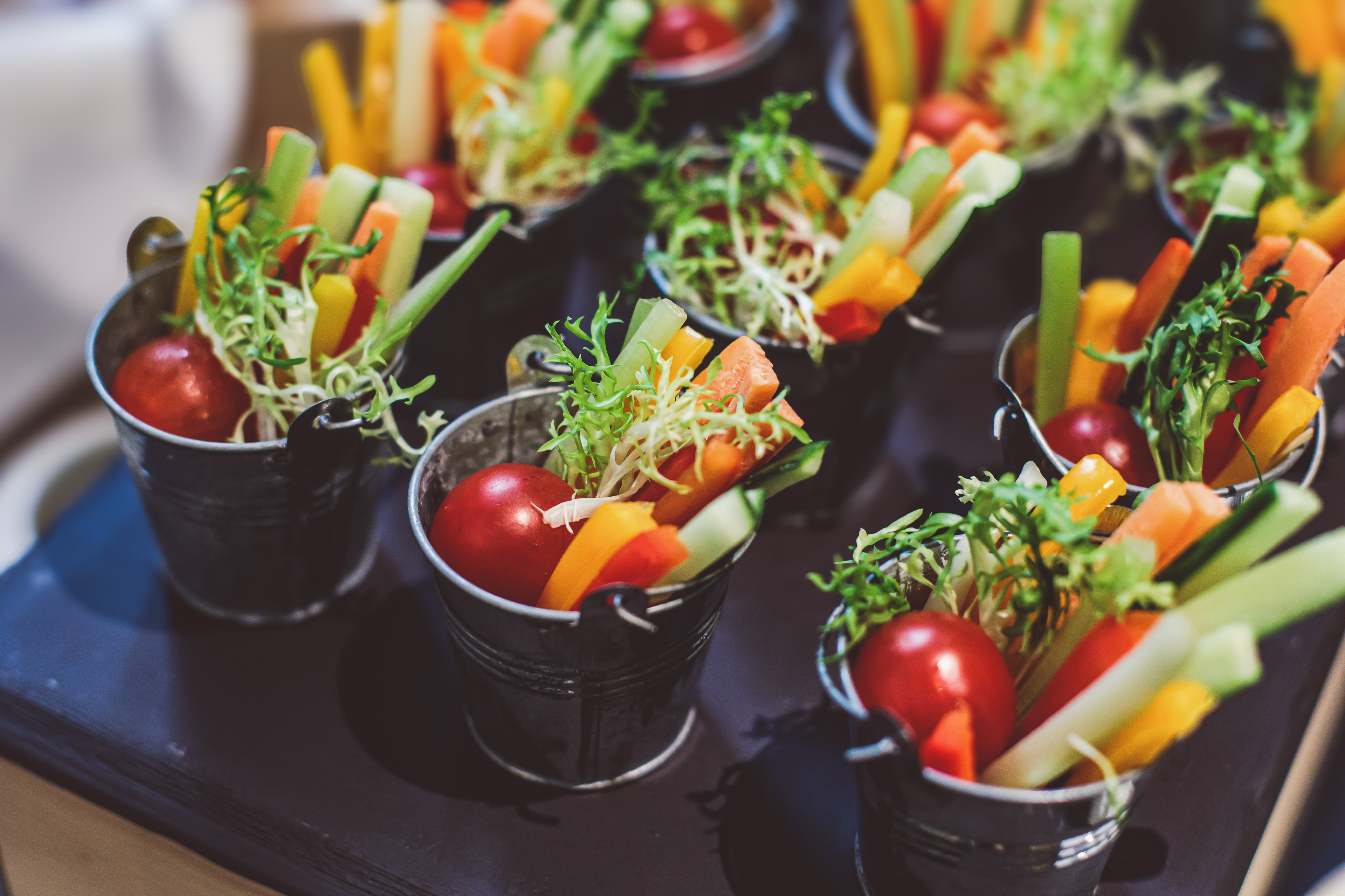 Kelímky s čerstvou zeleninou jako vegetariánský předkrm