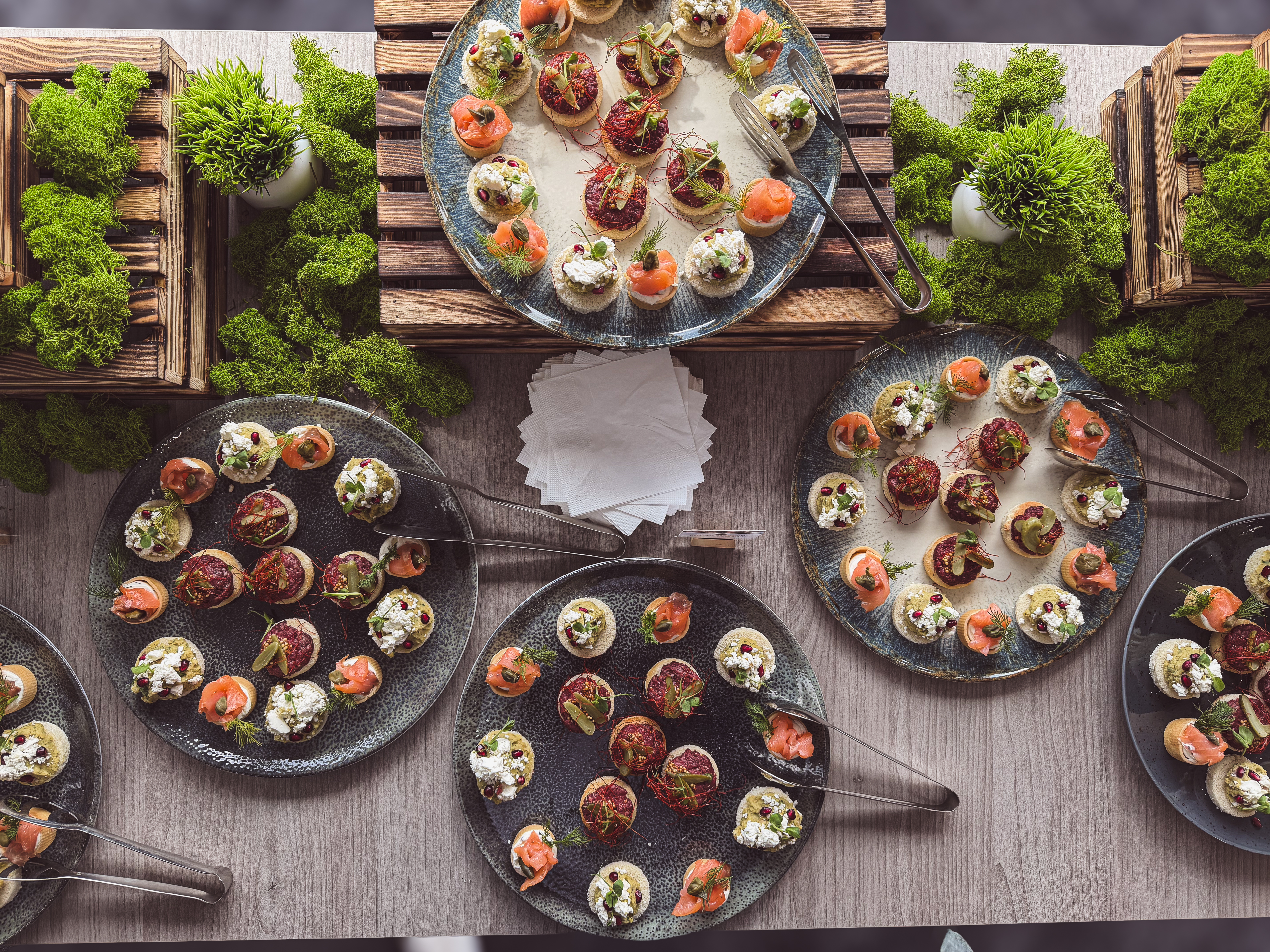 Firemní catering — talíře s jednohubkami z realizace FoodART Agency
