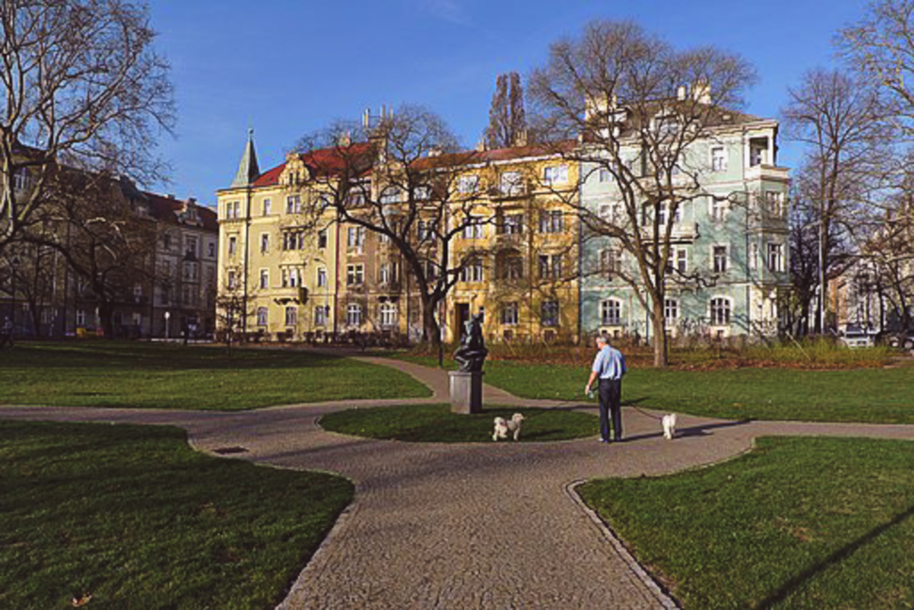 Kaizlovy sady v Karlíně s procházejícími lidmi