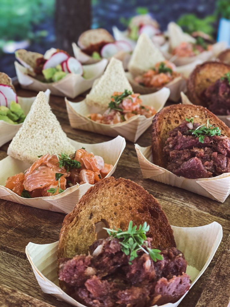Jednohubky s lososovým tatarákem v dřevěných miskách — FoodART catering