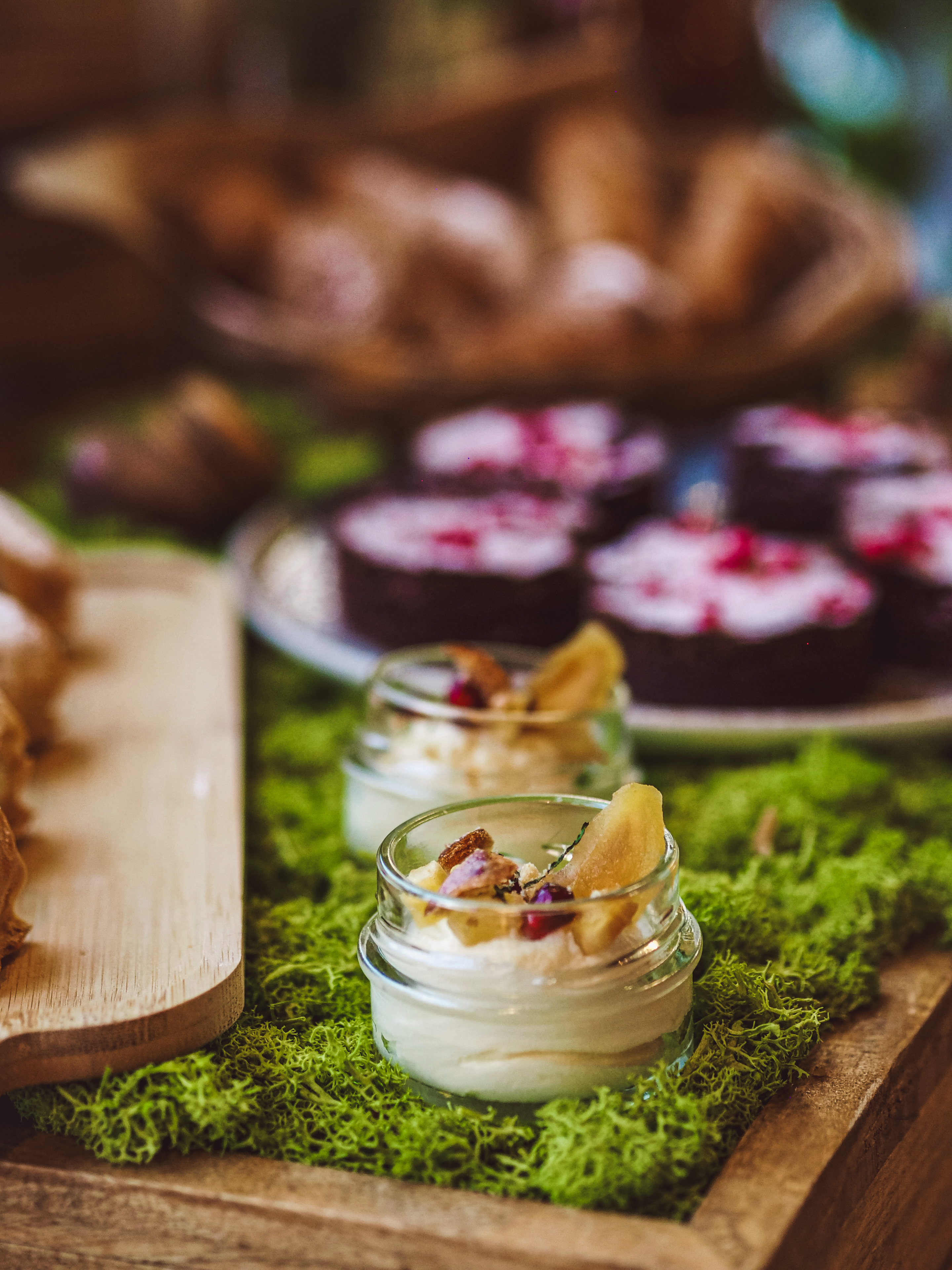 Vanilkový krém, čokoládové brownie a sladké pečivo — Bistro Na Chlebu