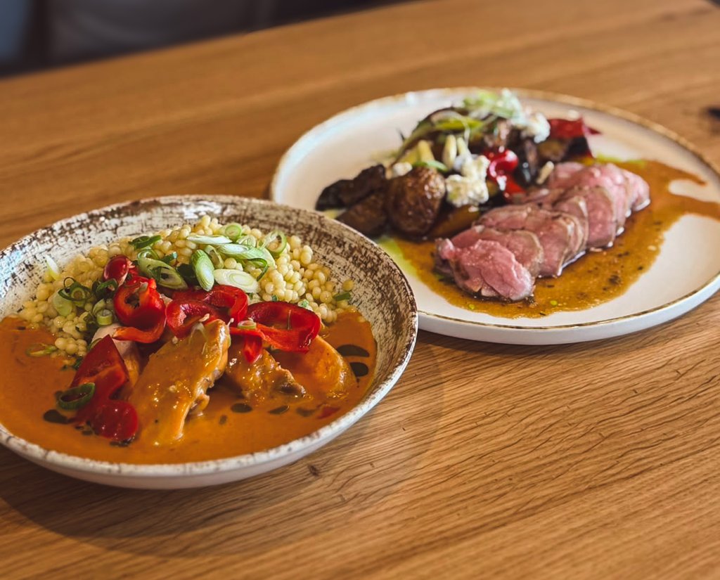 Slavnostní víkendové menu — kuřecí s kuskusem a jehněčí se zeleninou