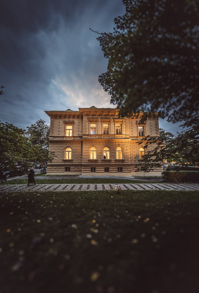 Villa Pellé — novorenesanční vila v Bubenči, večerní pohled