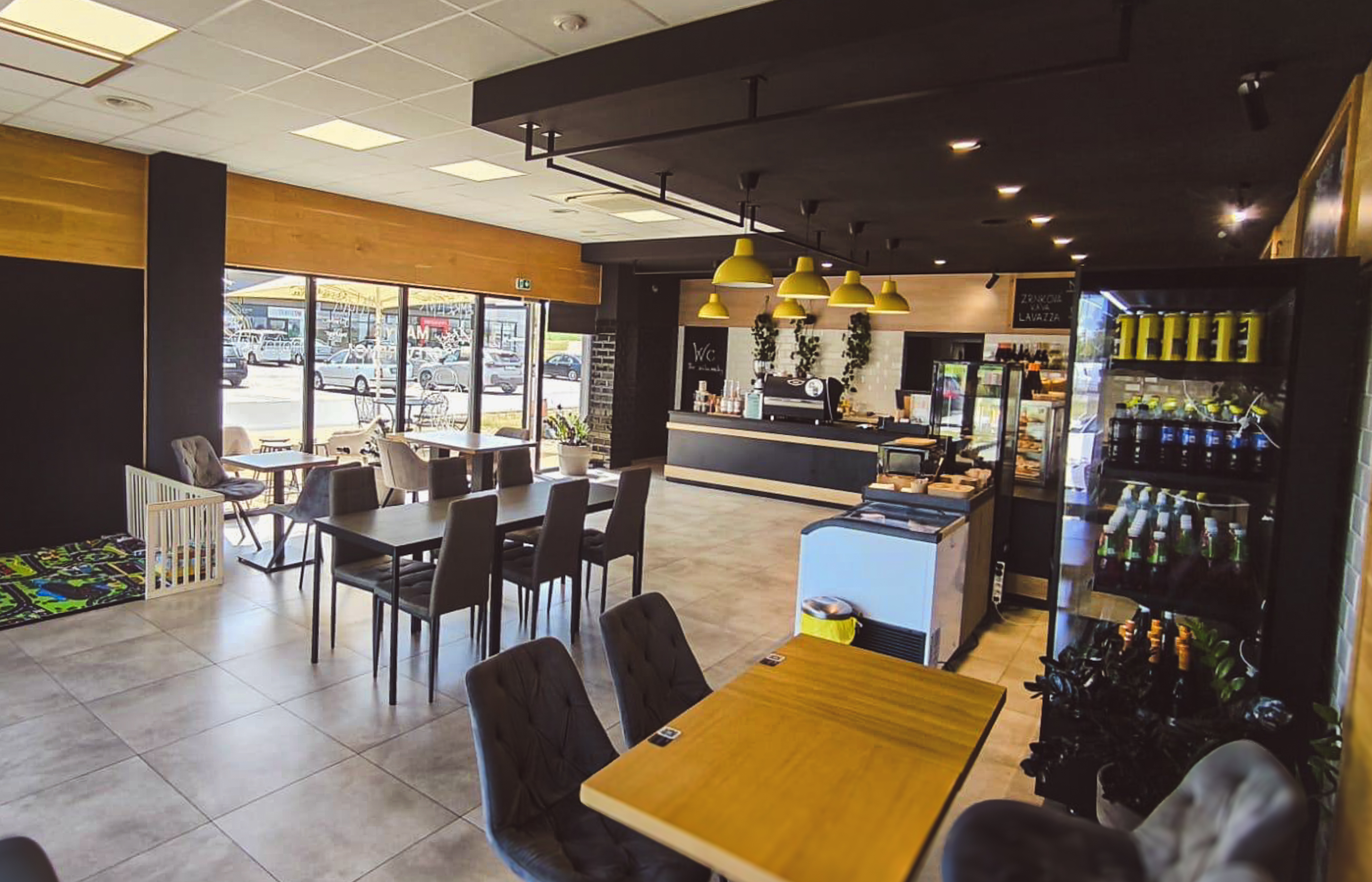 Interiér provozovny — Pekárna & Bistro Tradice Šestajovice