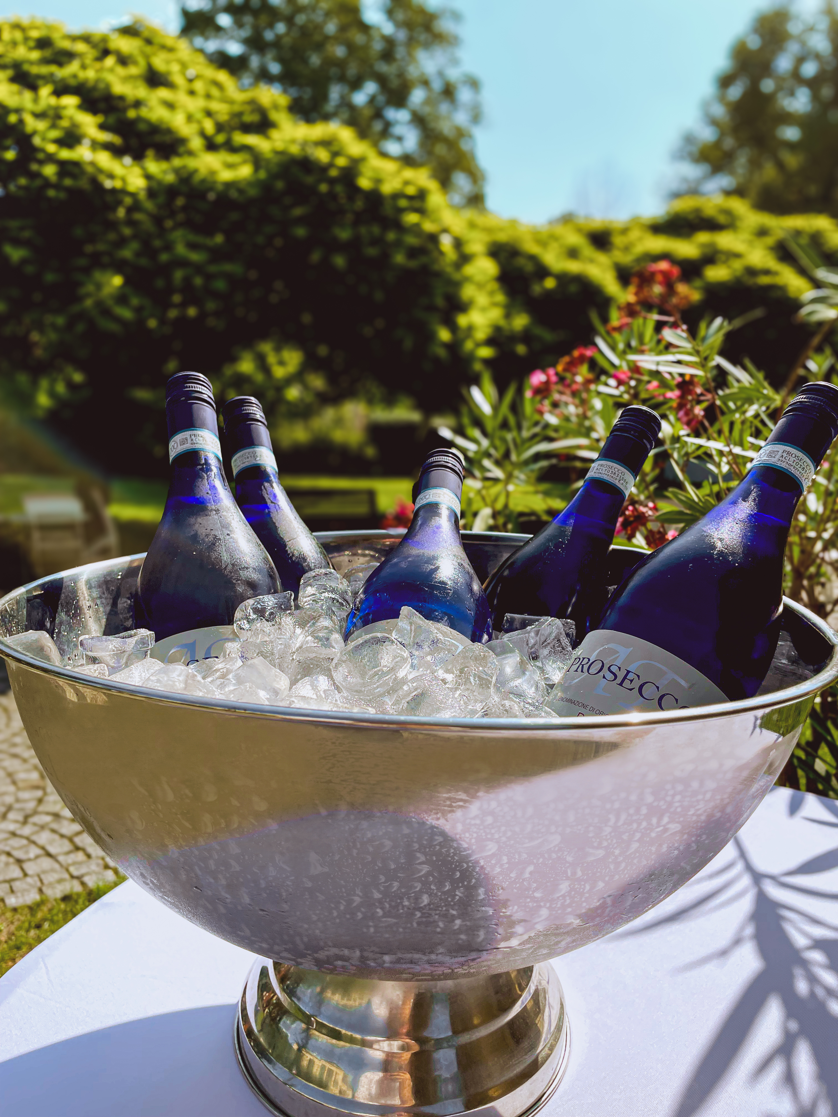 Barový catering — prochlazené prosecco v ledu z realizace FoodART Agency