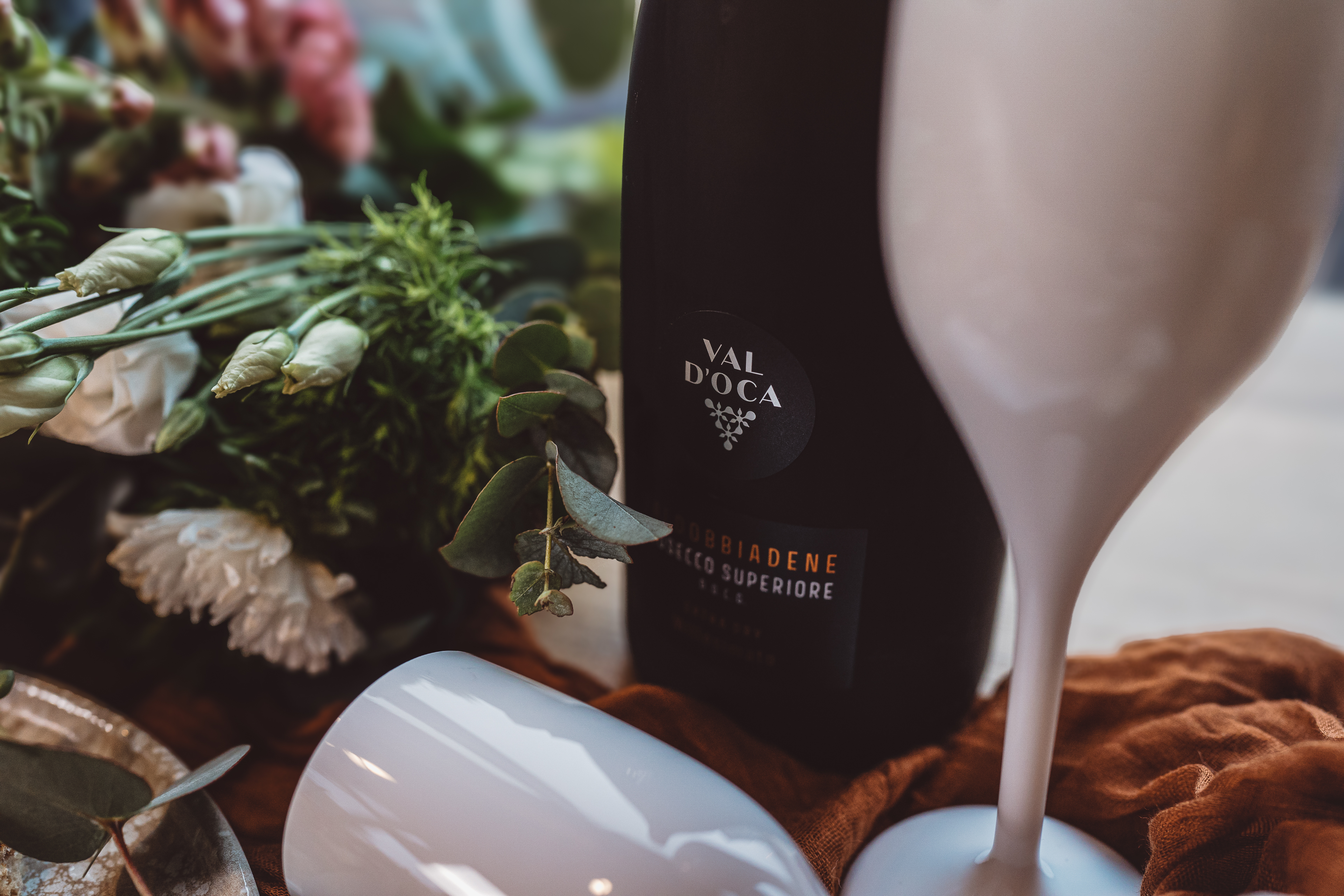 Svatební catering — prosecco a svatební květiny z realizace FoodART Agency