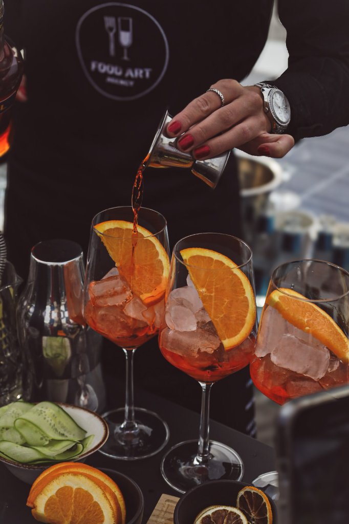 Barový catering FoodART Agency — barman připravuje koktejly