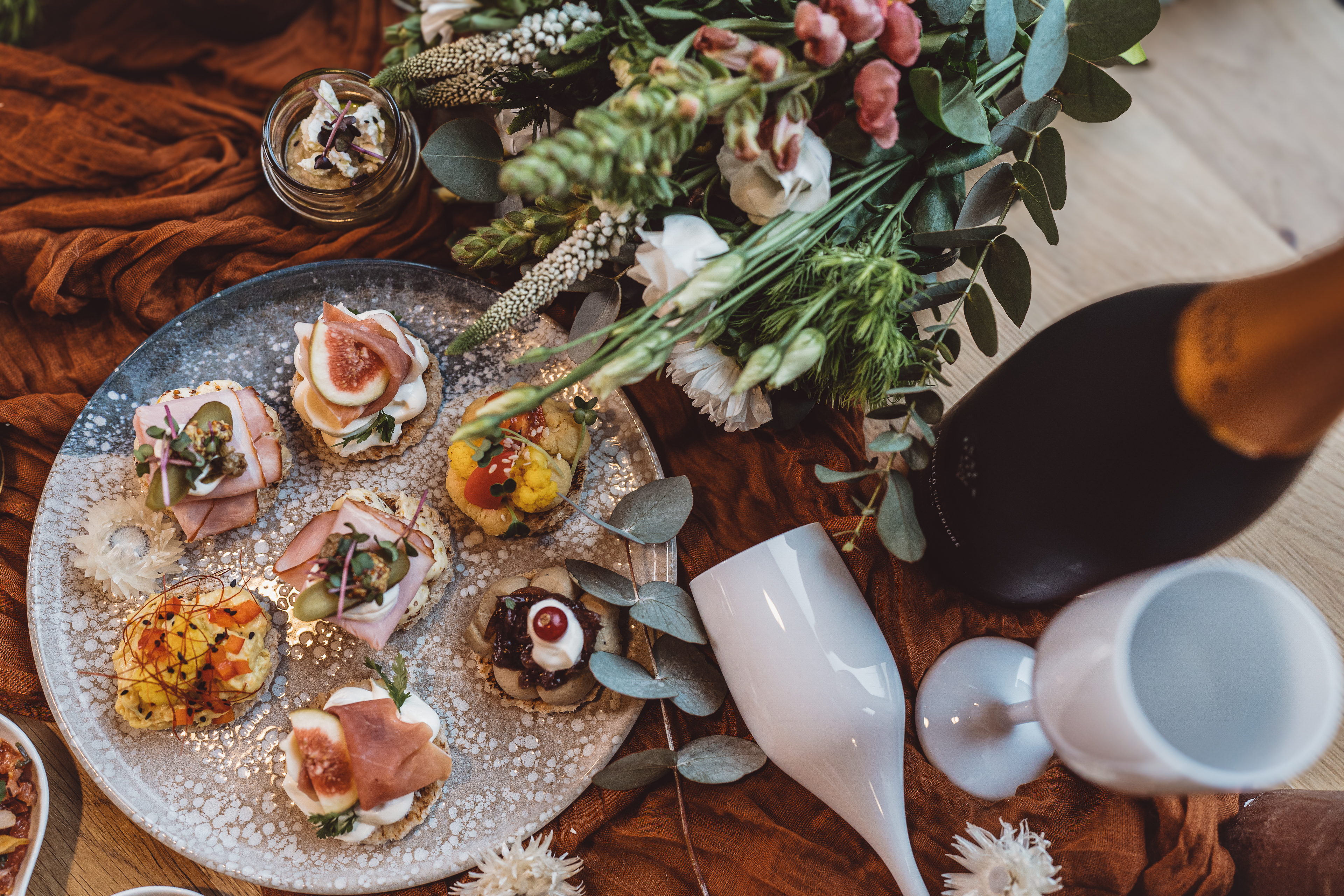 Svatební catering — talíř crostini se šampaňským z realizace FoodART Agency