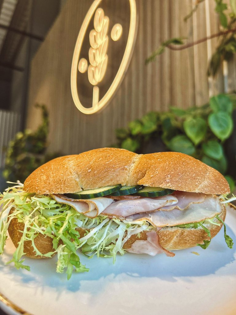 Obložený sendvič s šunkou a okurkou — bistro Tradice