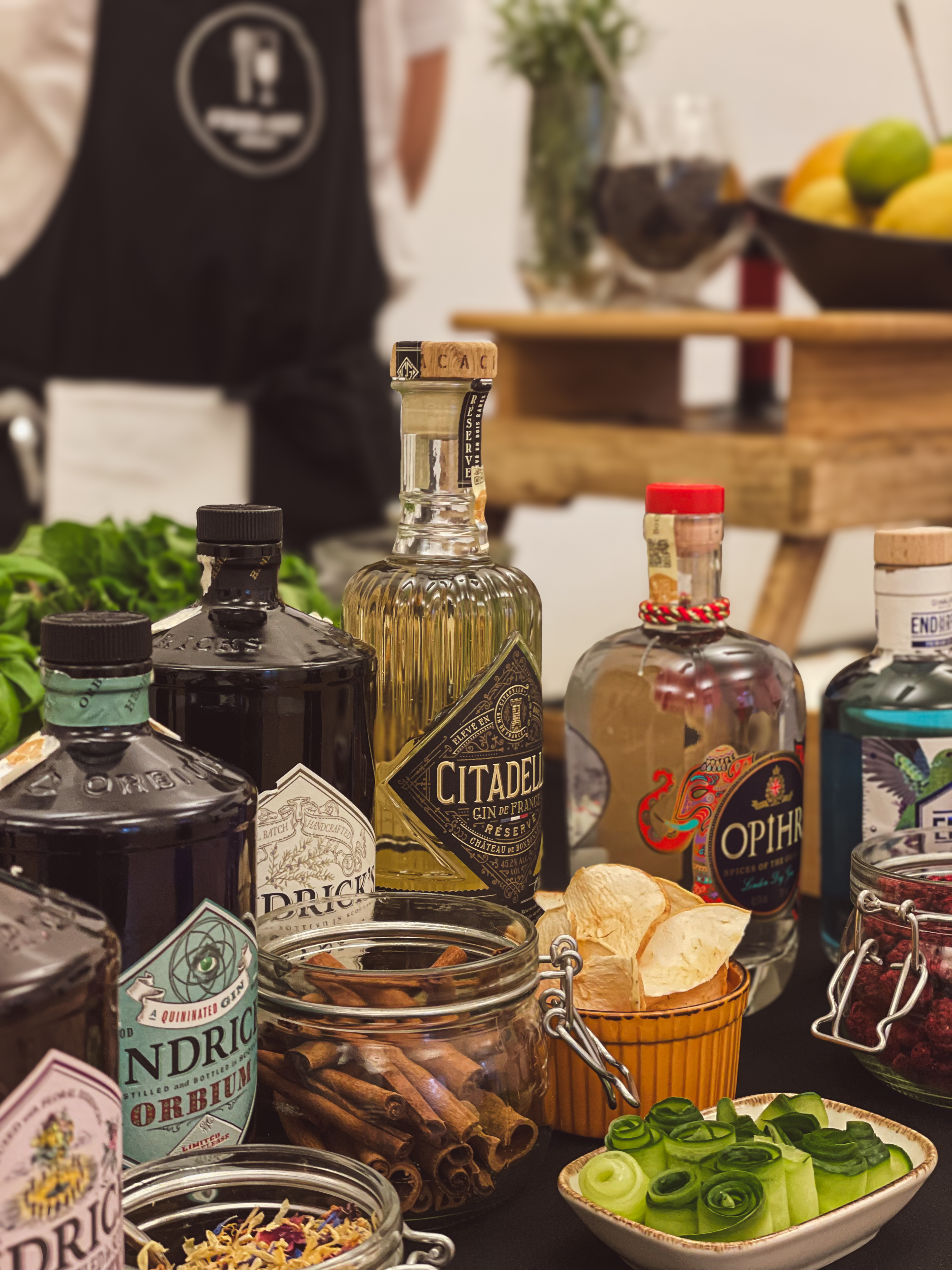 Barový catering — ginový bar s garniturami a kořením z realizace FoodART Agency