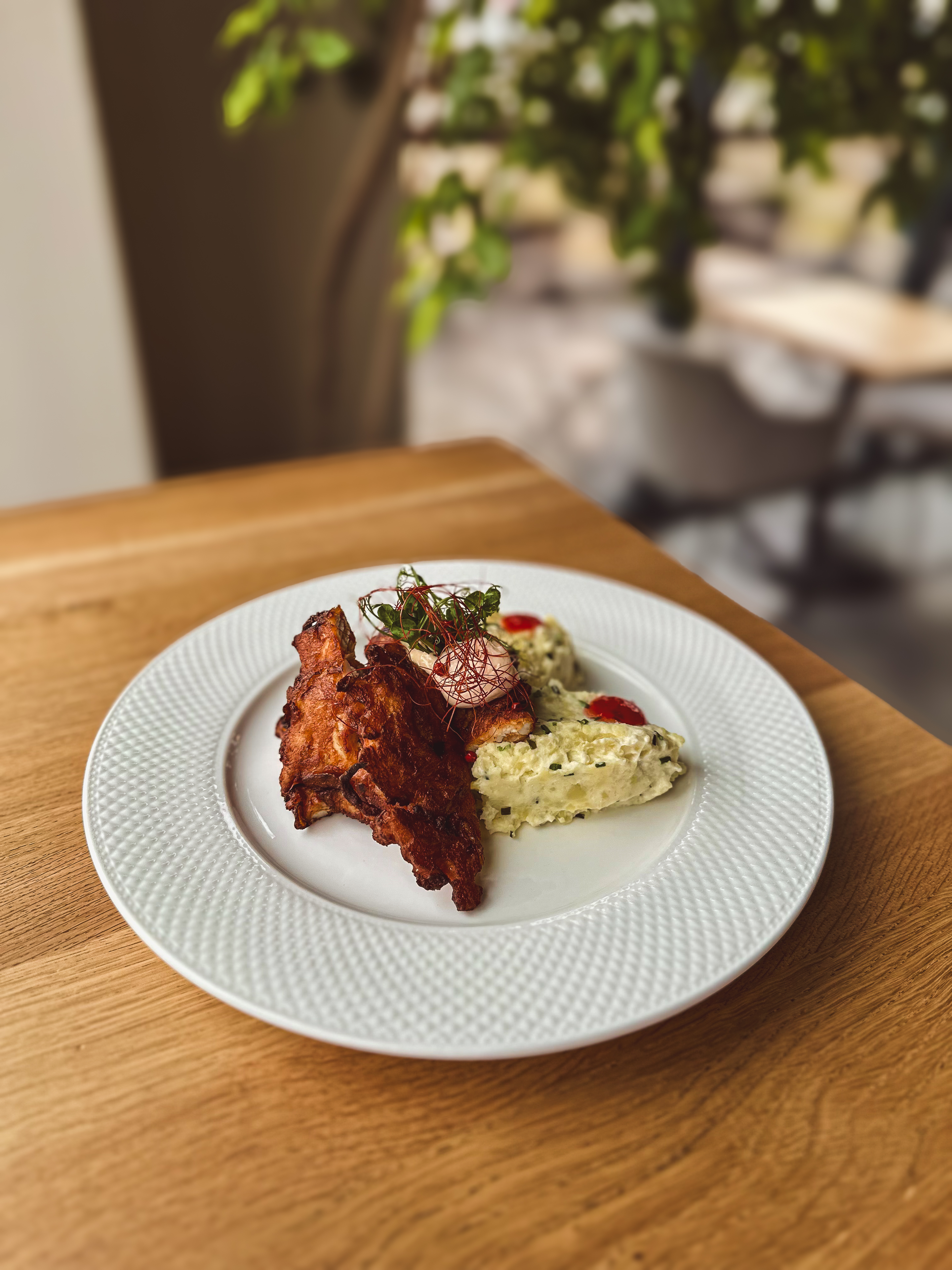 Řízek v těstíčku s bramborovým salátem — Bistro Na Chlebu