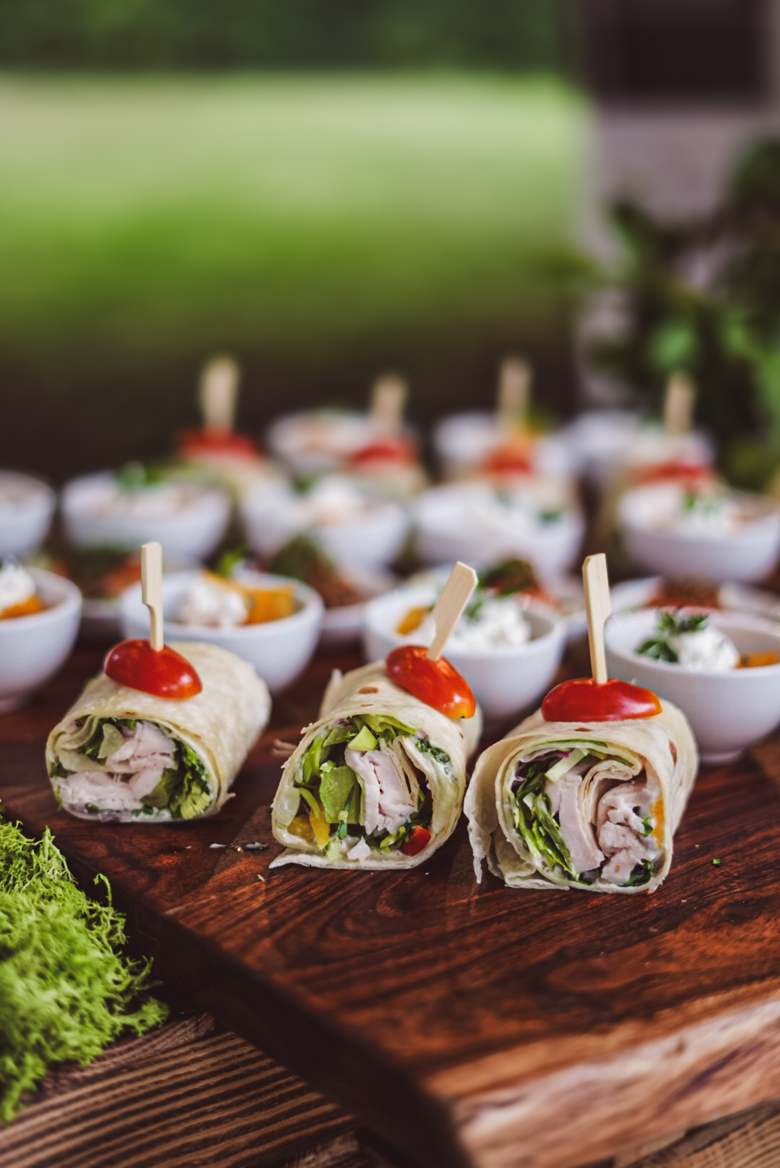 Firemní catering — závinové rolky s kuřecím masem z realizace FoodART Agency