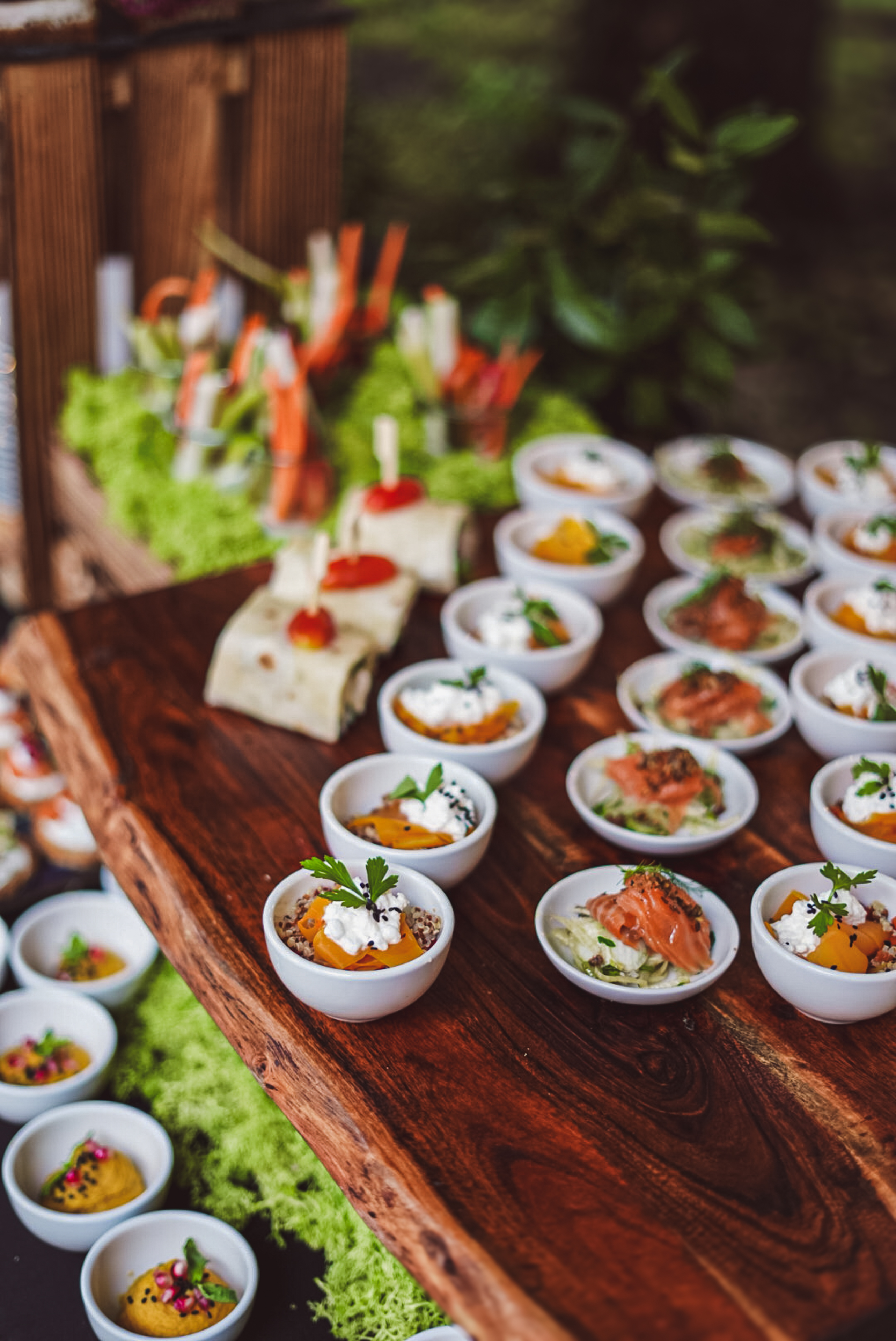 Firemní catering — jednohubky s uzeným lososem z realizace FoodART Agency