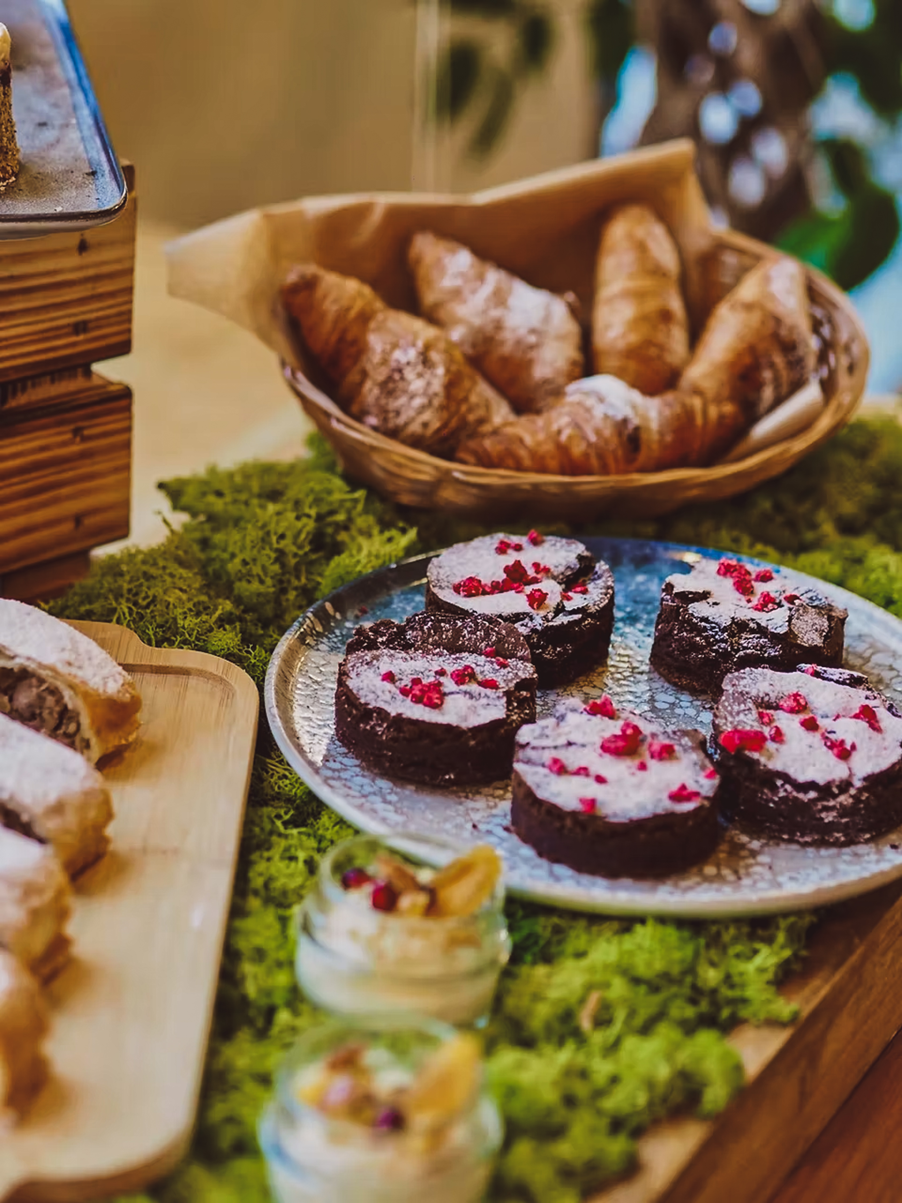 Sweet bar s mini dezerty, croissanty a čokoládovými řezy