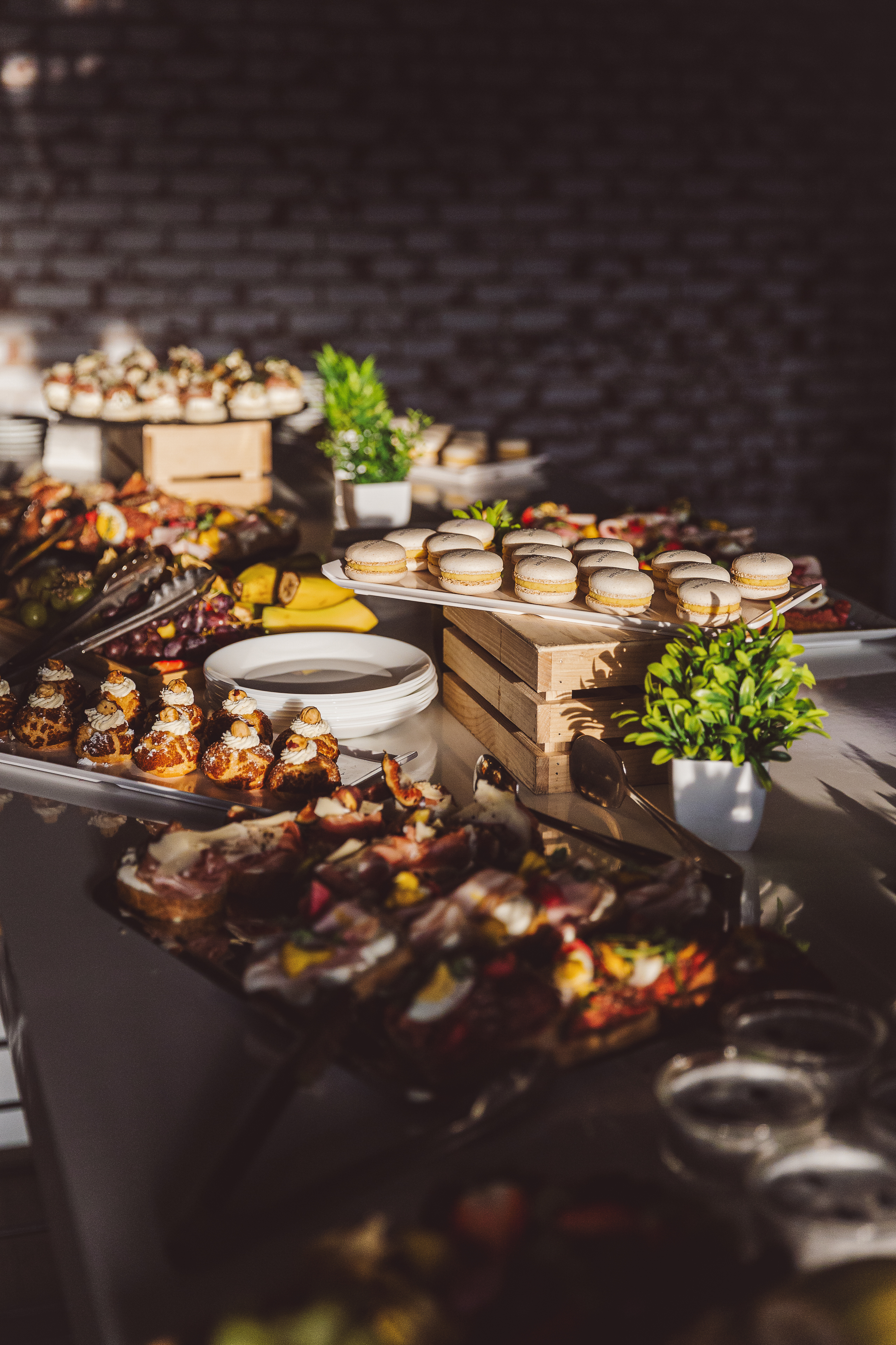 Catering na brunch — raut s jednohubkami a dezerty z realizace FoodART Agency