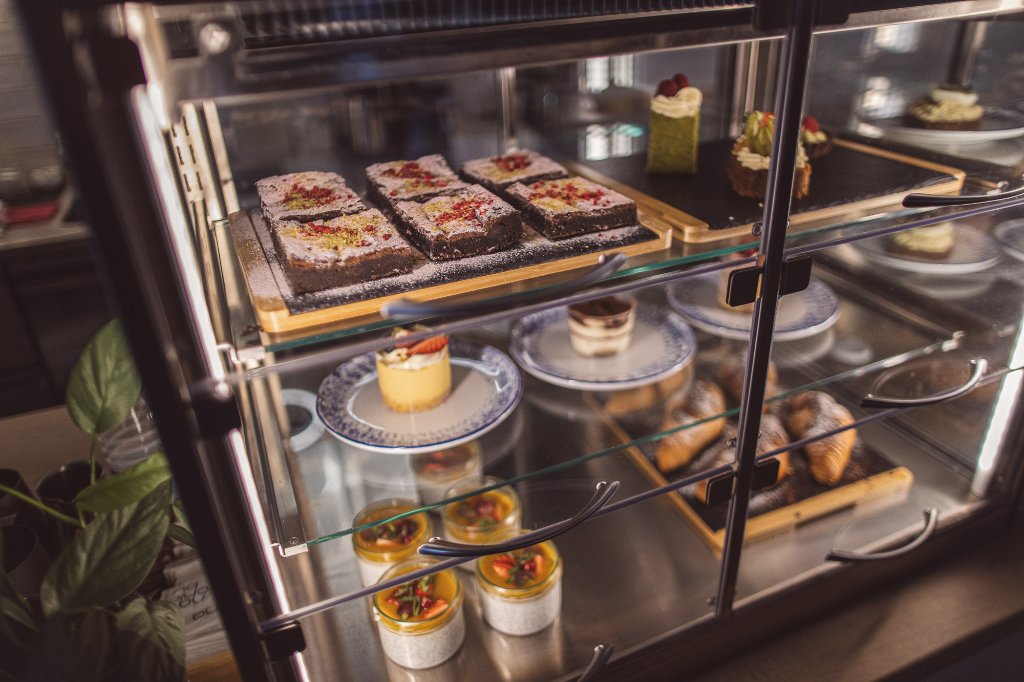 Vitrína s dezerty — brownies, tiramisu, croissanty